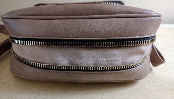 Madison West Saddlebag Tan Chunky Zipper Pulls Gold Plated Adjustable Strap - Picture 7 of 15